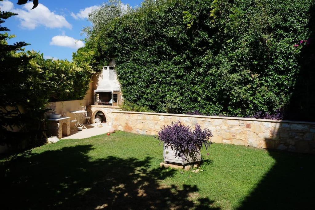 Apartment With A Garden, Bbq, Swimming Pool And Jacuzzi Dhráfi エクステリア 写真