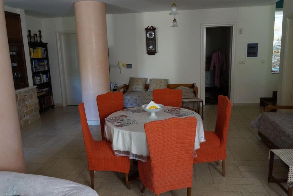 Apartment With A Garden, Bbq, Swimming Pool And Jacuzzi Dhráfi エクステリア 写真