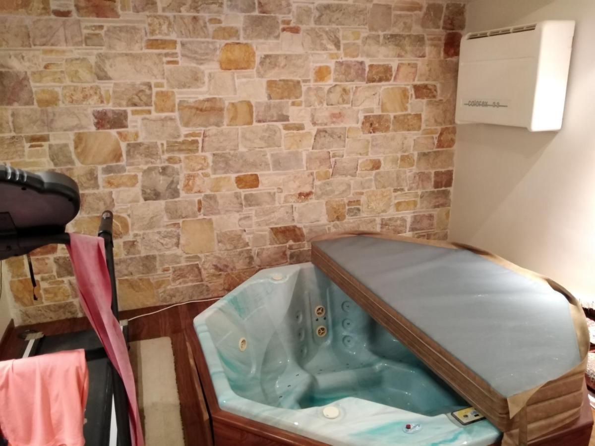 Apartment With A Garden, Bbq, Swimming Pool And Jacuzzi Dhráfi エクステリア 写真