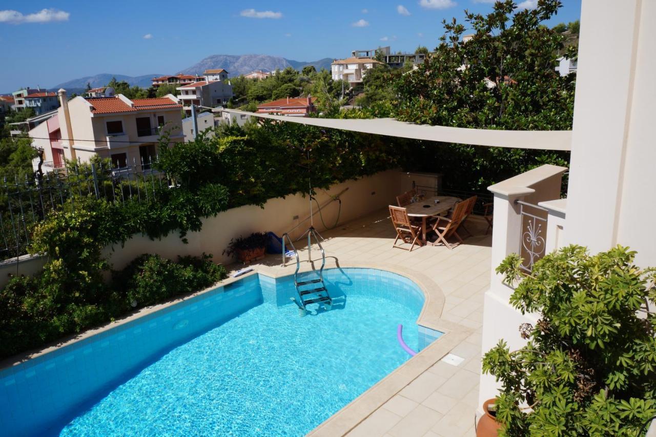 Apartment With A Garden, Bbq, Swimming Pool And Jacuzzi Dhráfi エクステリア 写真