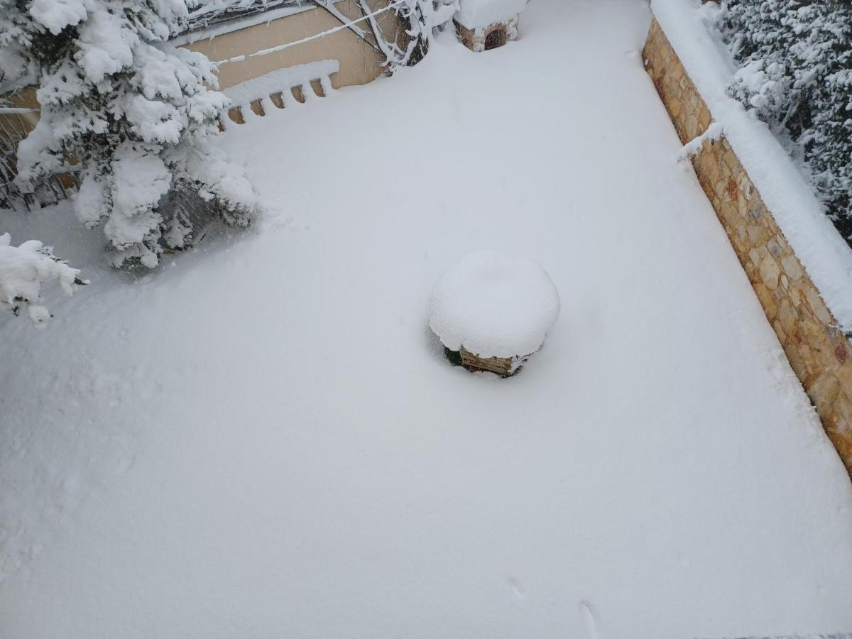 Apartment With A Garden, Bbq, Swimming Pool And Jacuzzi Dhráfi エクステリア 写真